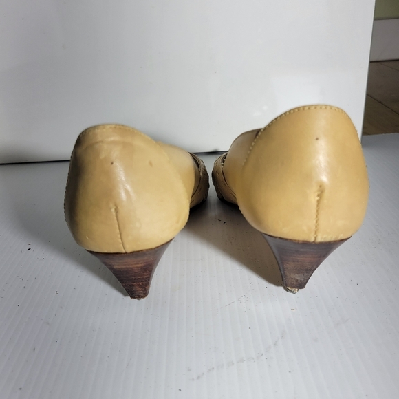 ❤️ 3 for $35 Vintage peep toe low kitten leather cut out heels beige oatmeal 6.5 - Picture 3 of 9